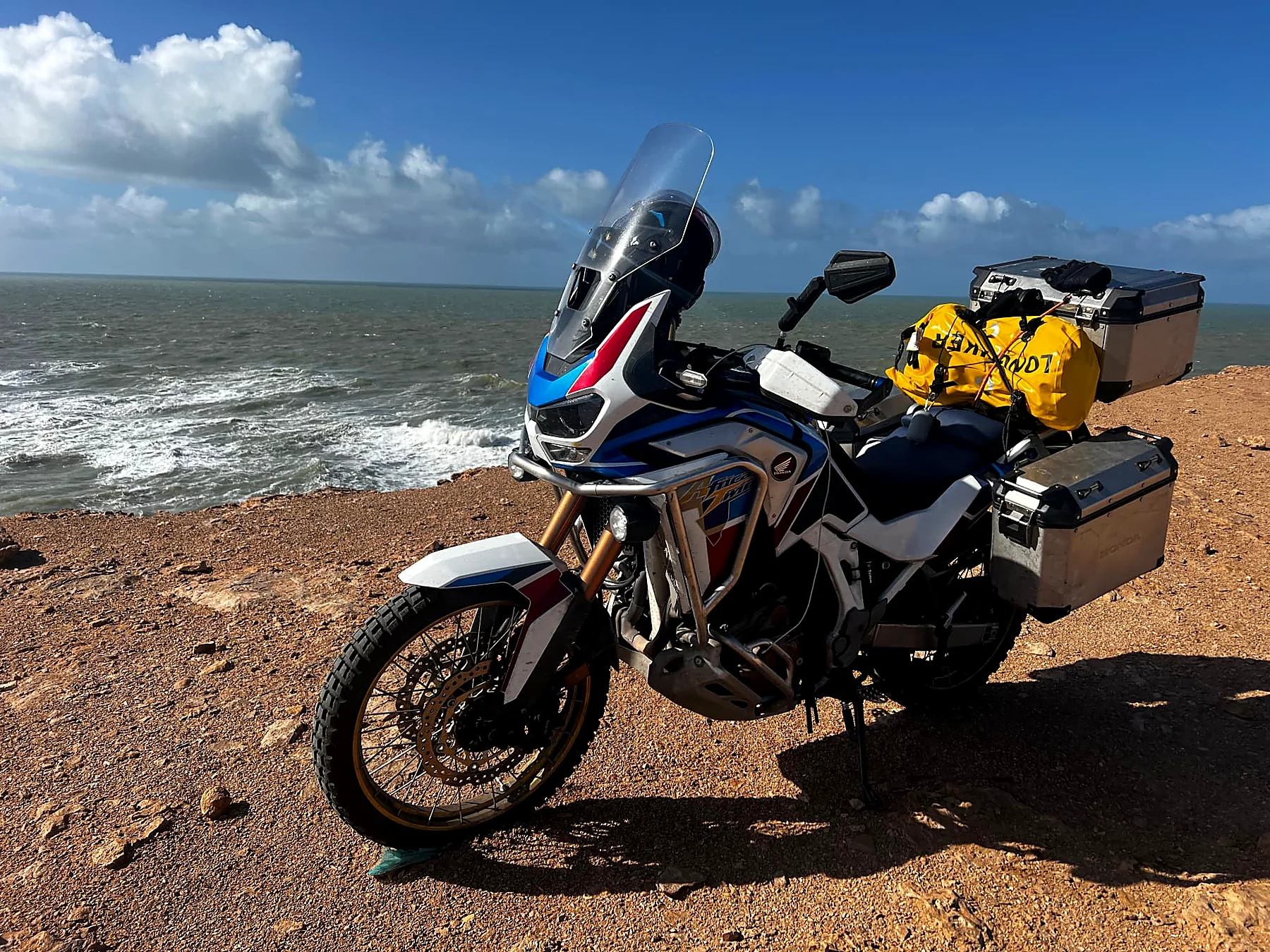 Honda Africa Twin podczas wyprawy nad oceanem