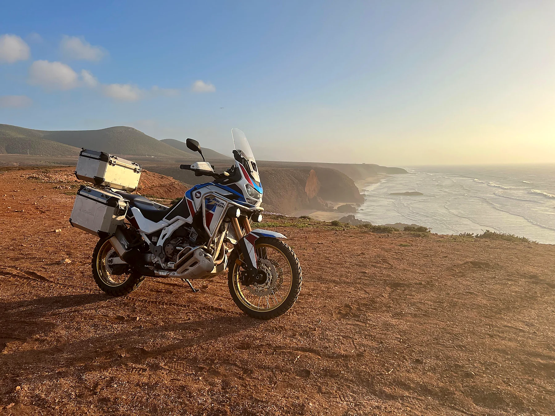 Honda Africa Twin na trasie o zachodzie słońca