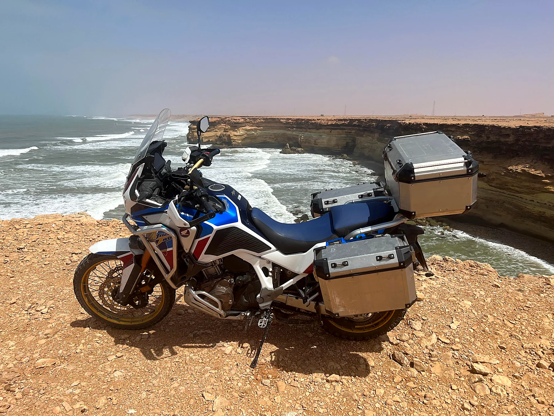 Honda Africa Twin z kuframi nad oceanem