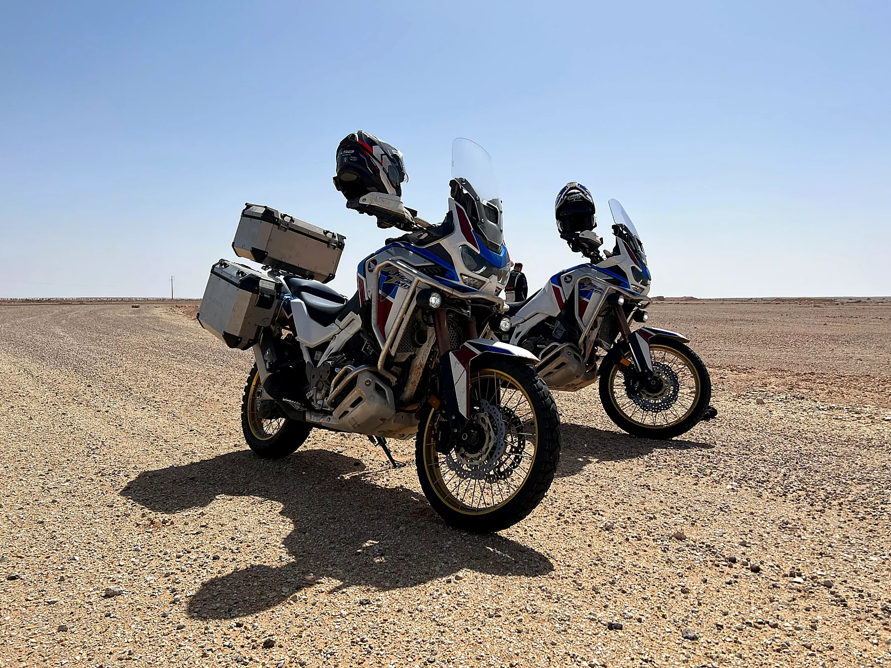 Dwie Hondy Africa Twin podczas wyprawy