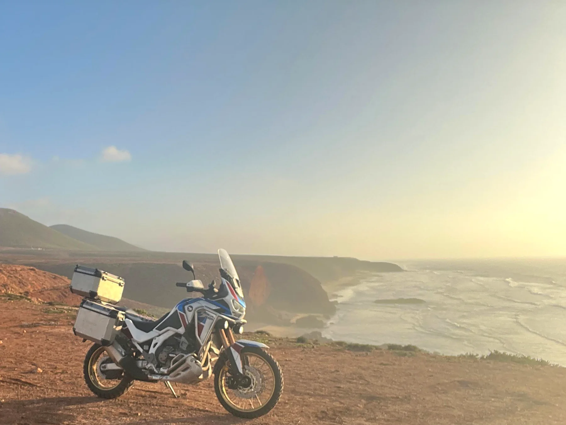 Honda Africa Twin na wybrzeżu