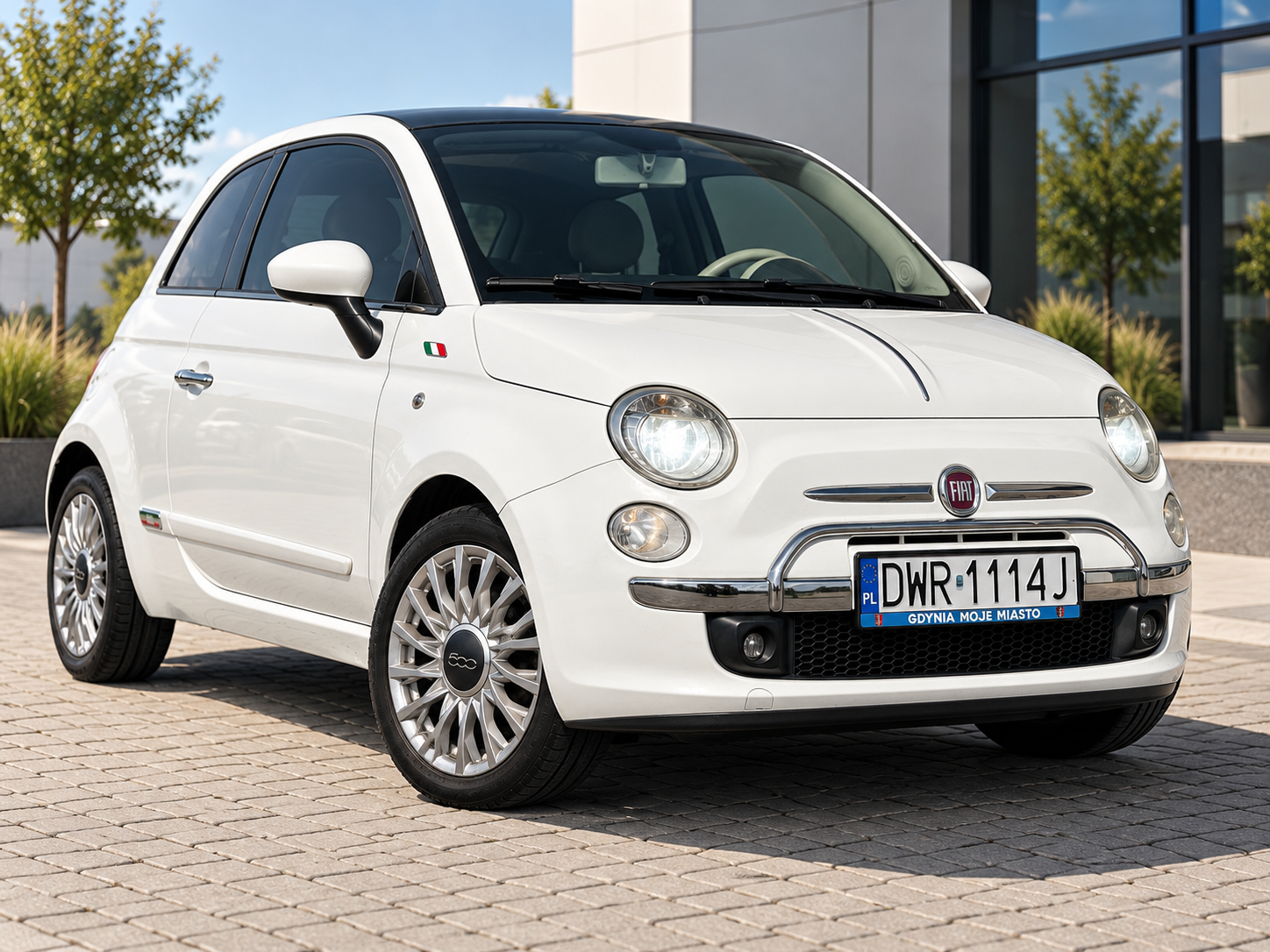 Biały Fiat 500 na wynajem w Lubinie